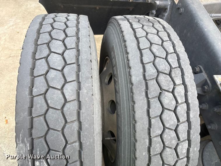 image for item YA1541 2017 Kenworth T680 semi truck