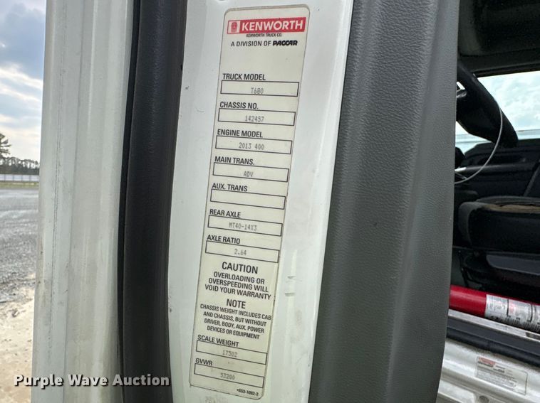 image for item YA1541 2017 Kenworth T680 semi truck