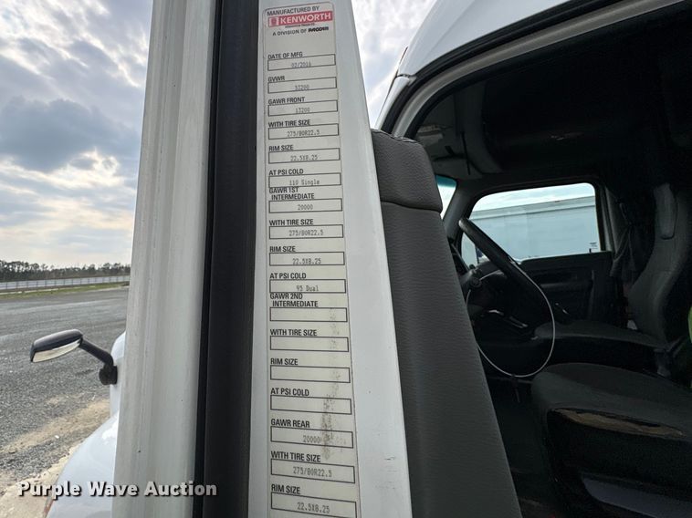 image for item YA1541 2017 Kenworth T680 semi truck