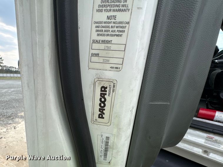 image for item YA1541 2017 Kenworth T680 semi truck