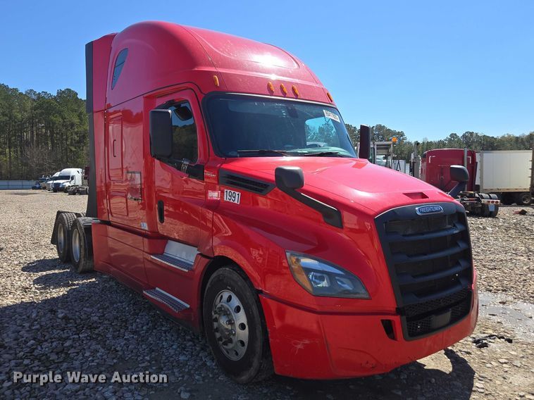 image for item YA1696 2020 Freightliner Cascadia semi truck