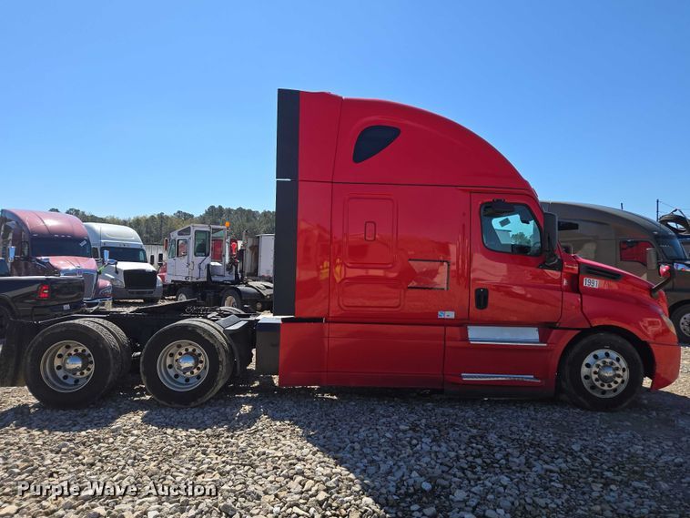 image for item YA1696 2020 Freightliner Cascadia semi truck