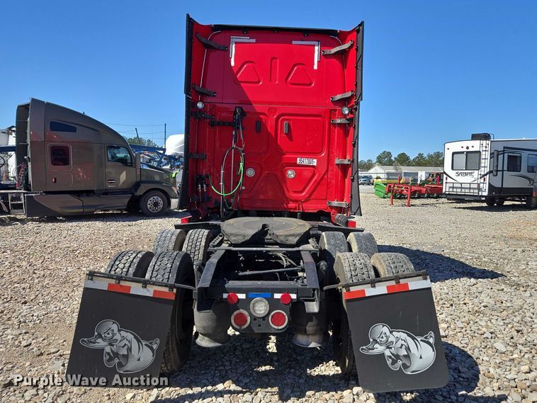 image for item YA1696 2020 Freightliner Cascadia semi truck