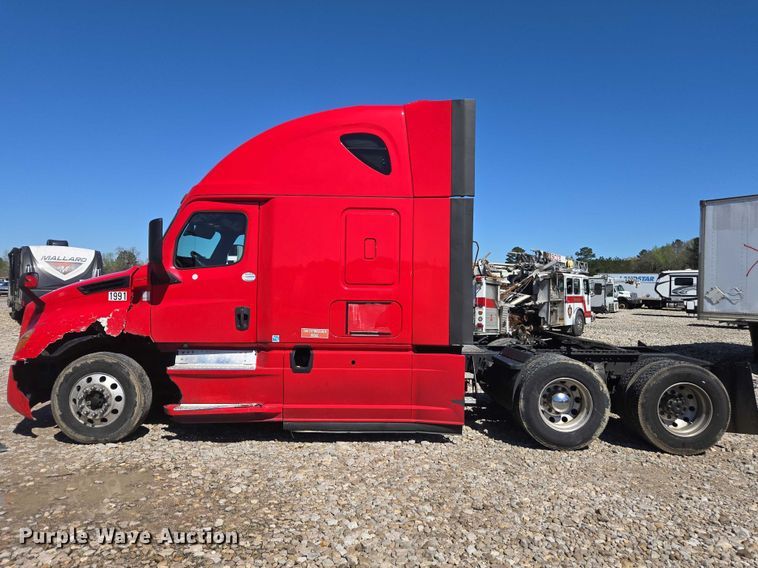 image for item YA1696 2020 Freightliner Cascadia semi truck