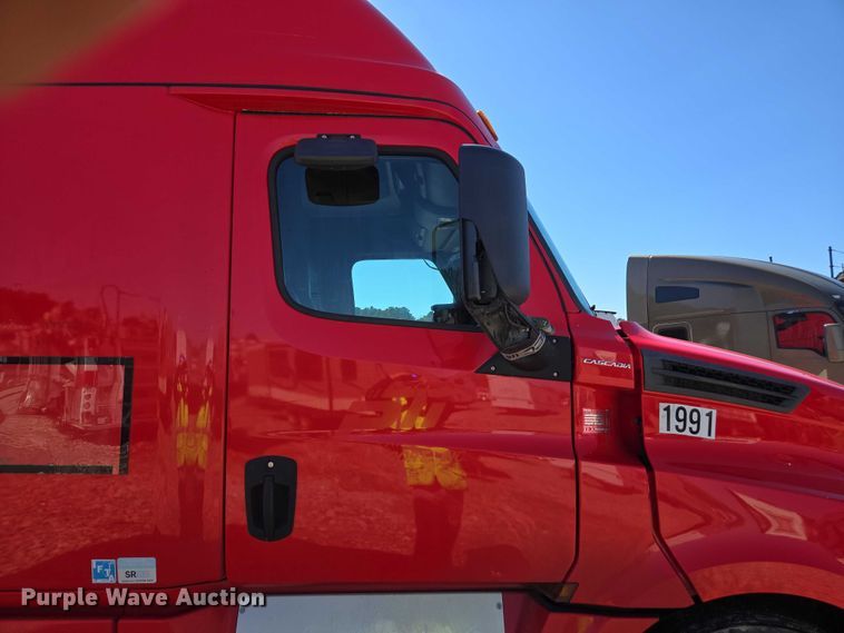 image for item YA1696 2020 Freightliner Cascadia semi truck