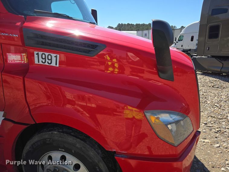 image for item YA1696 2020 Freightliner Cascadia semi truck