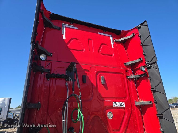 image for item YA1696 2020 Freightliner Cascadia semi truck