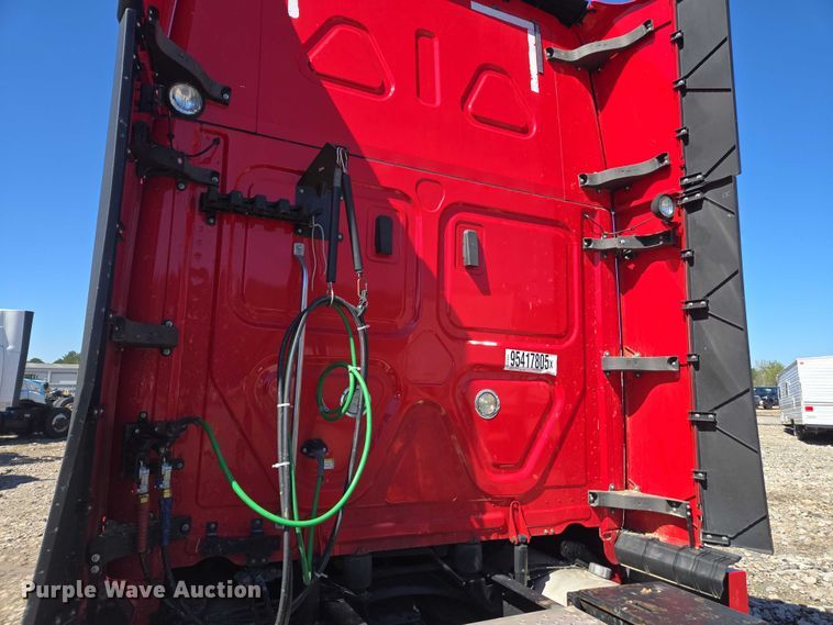 image for item YA1696 2020 Freightliner Cascadia semi truck