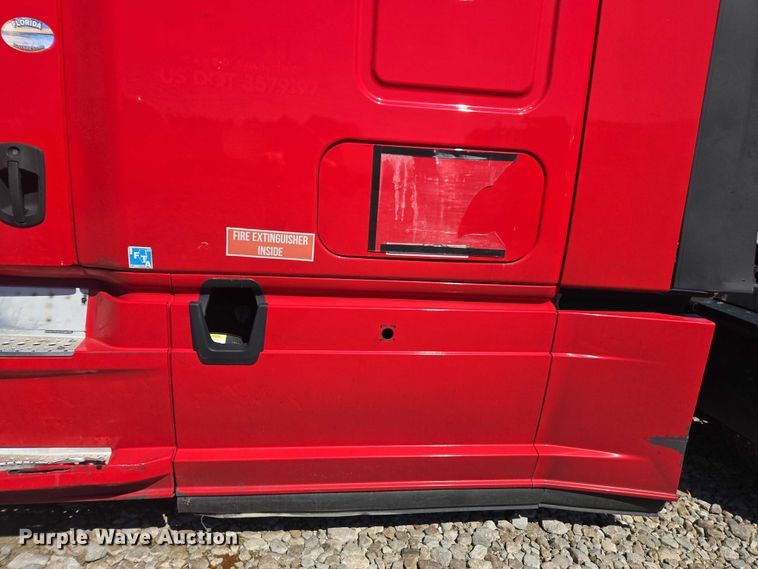 image for item YA1696 2020 Freightliner Cascadia semi truck