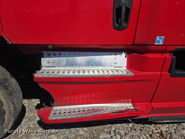 image for item YA1696 2020 Freightliner Cascadia semi truck