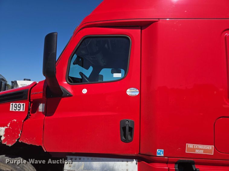 image for item YA1696 2020 Freightliner Cascadia semi truck