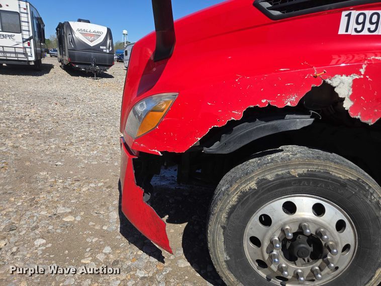 image for item YA1696 2020 Freightliner Cascadia semi truck