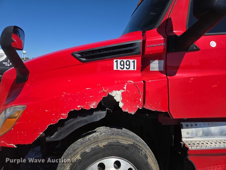 image for item YA1696 2020 Freightliner Cascadia semi truck