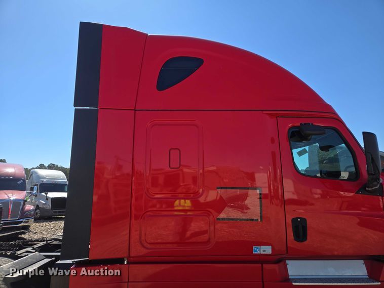 image for item YA1696 2020 Freightliner Cascadia semi truck