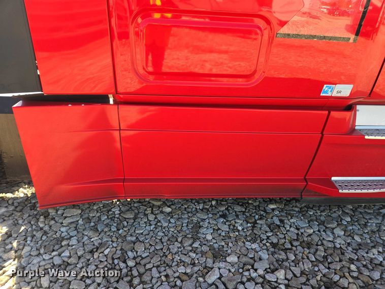 image for item YA1696 2020 Freightliner Cascadia semi truck