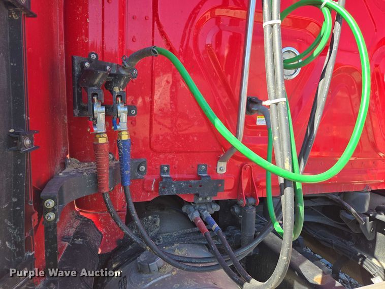 image for item YA1696 2020 Freightliner Cascadia semi truck