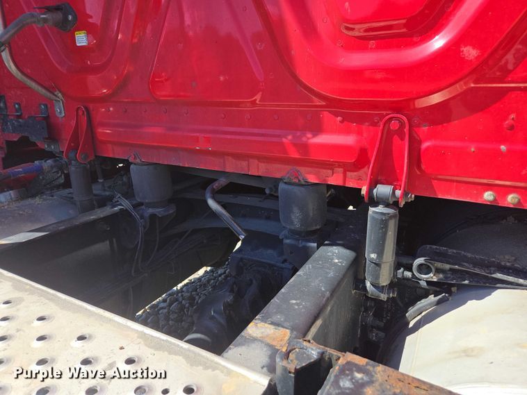 image for item YA1696 2020 Freightliner Cascadia semi truck