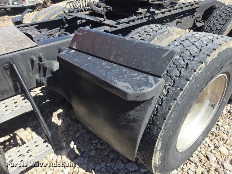 image for item YA1696 2020 Freightliner Cascadia semi truck