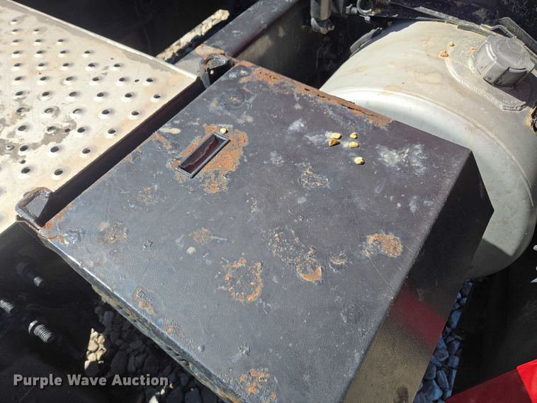 image for item YA1696 2020 Freightliner Cascadia semi truck