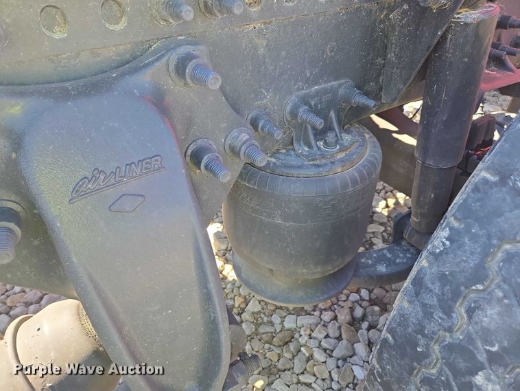 image for item YA1696 2020 Freightliner Cascadia semi truck