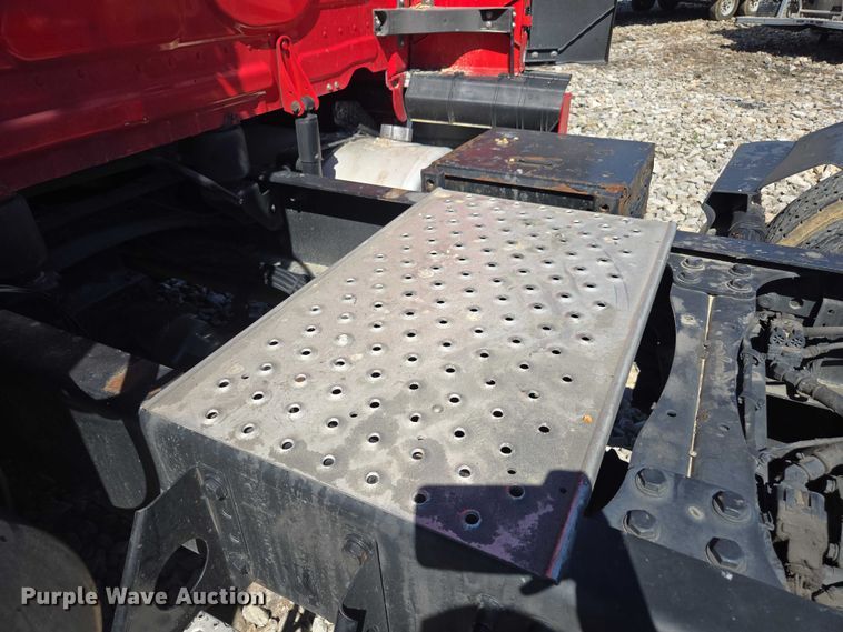 image for item YA1696 2020 Freightliner Cascadia semi truck