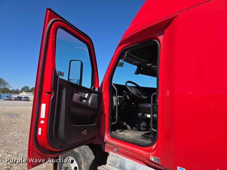 image for item YA1696 2020 Freightliner Cascadia semi truck