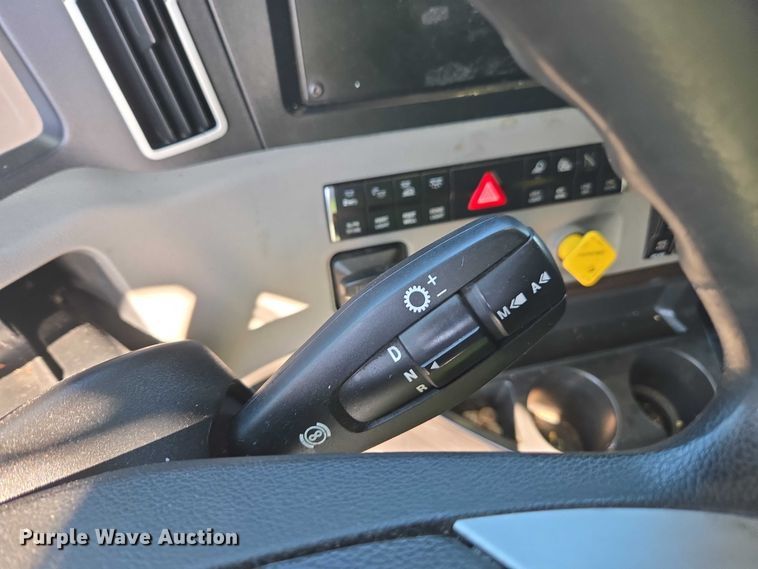 image for item YA1696 2020 Freightliner Cascadia semi truck