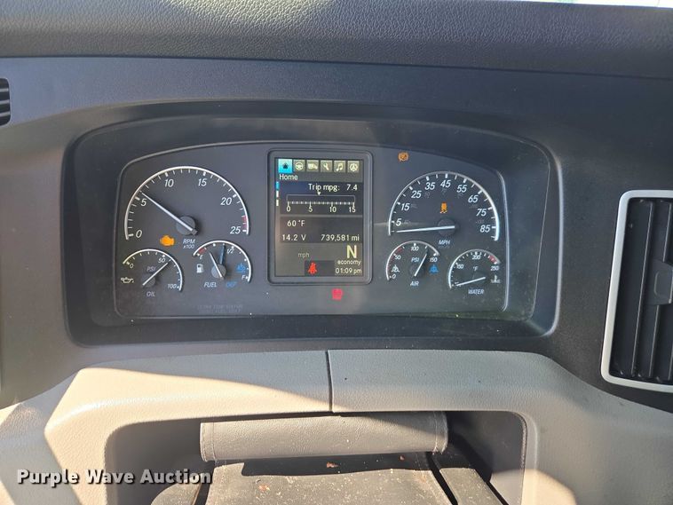 image for item YA1696 2020 Freightliner Cascadia semi truck