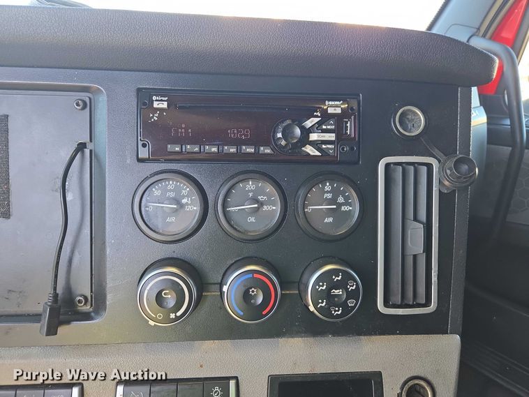 image for item YA1696 2020 Freightliner Cascadia semi truck