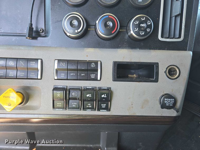 image for item YA1696 2020 Freightliner Cascadia semi truck