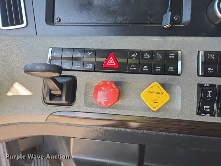 image for item YA1696 2020 Freightliner Cascadia semi truck