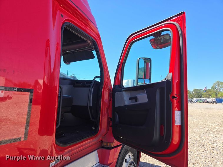 image for item YA1696 2020 Freightliner Cascadia semi truck