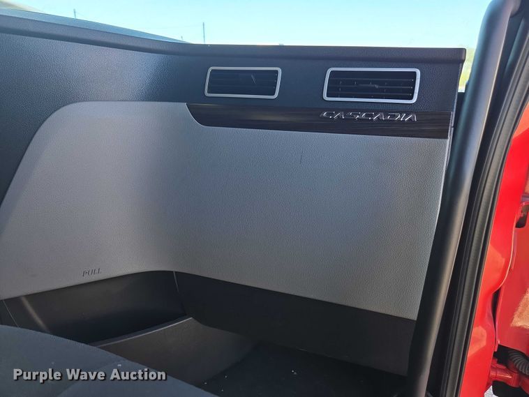 image for item YA1696 2020 Freightliner Cascadia semi truck