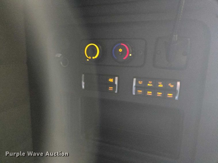 image for item YA1696 2020 Freightliner Cascadia semi truck