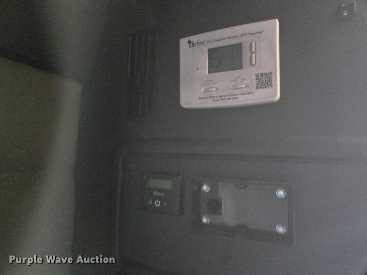 image for item YA1696 2020 Freightliner Cascadia semi truck