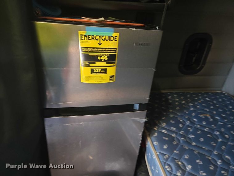 image for item YA1696 2020 Freightliner Cascadia semi truck