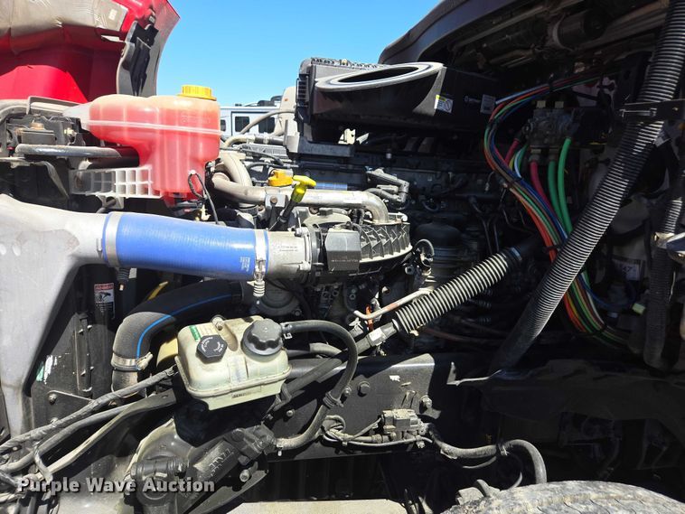 image for item YA1696 2020 Freightliner Cascadia semi truck