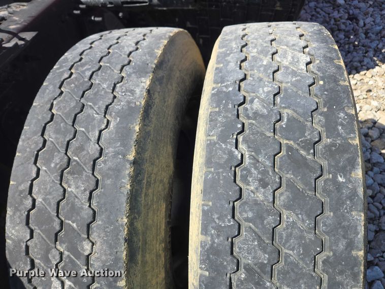 image for item YA1696 2020 Freightliner Cascadia semi truck