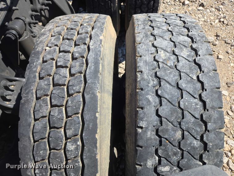 image for item YA1696 2020 Freightliner Cascadia semi truck