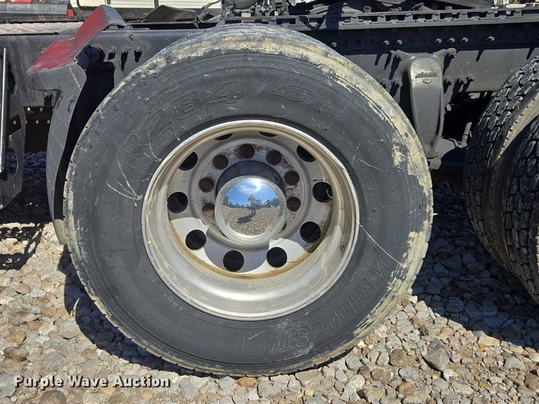 image for item YA1696 2020 Freightliner Cascadia semi truck