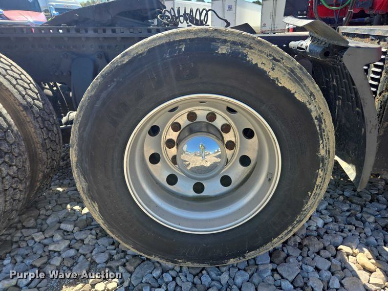 image for item YA1696 2020 Freightliner Cascadia semi truck