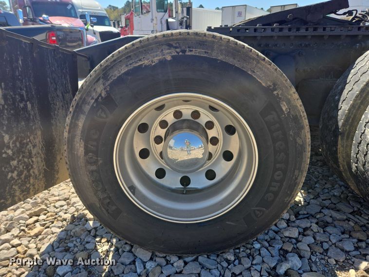 image for item YA1696 2020 Freightliner Cascadia semi truck