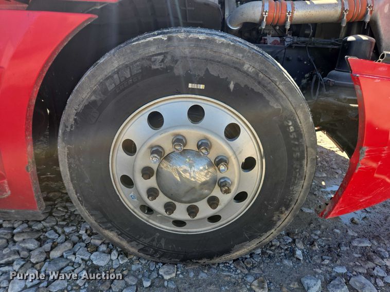 image for item YA1696 2020 Freightliner Cascadia semi truck