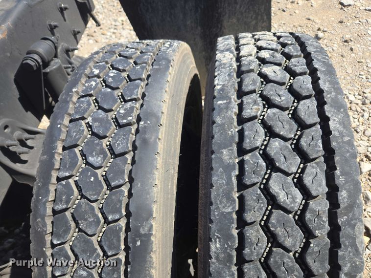 image for item YA1696 2020 Freightliner Cascadia semi truck