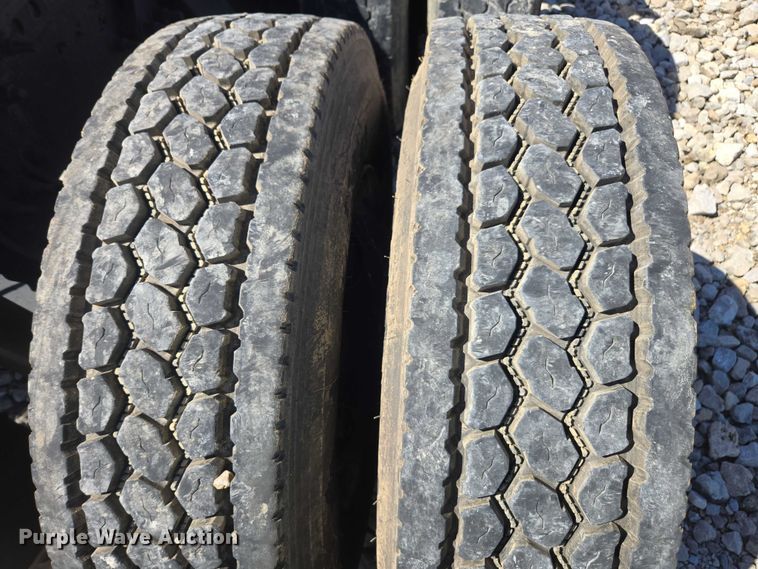 image for item YA1696 2020 Freightliner Cascadia semi truck