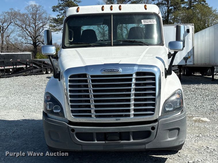 image for item YA1719 2019 Freightliner Cascadia semi truck