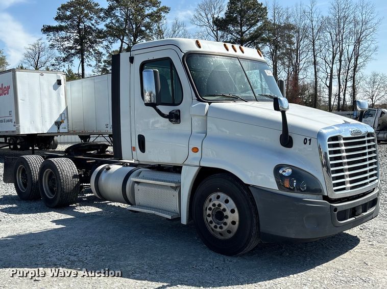 image for item YA1719 2019 Freightliner Cascadia semi truck