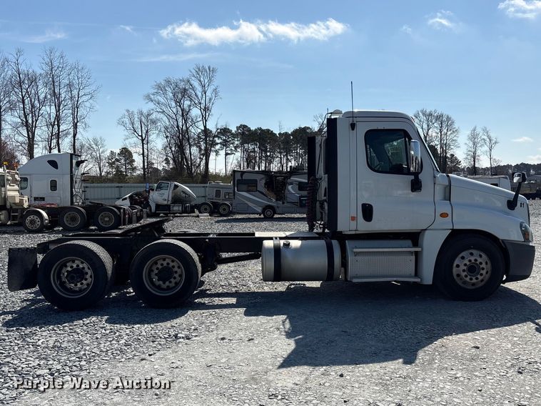 image for item YA1719 2019 Freightliner Cascadia semi truck