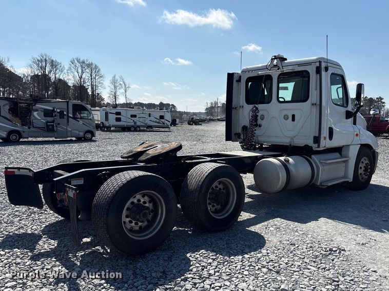 image for item YA1719 2019 Freightliner Cascadia semi truck