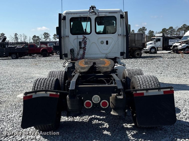 image for item YA1719 2019 Freightliner Cascadia semi truck